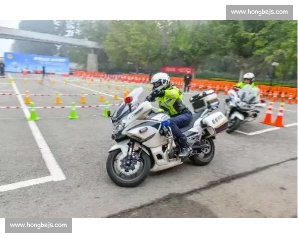 铁骑玫瑰护赛场：苏超女骑警的刚柔担当